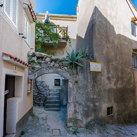 Apartament Under Ancient Roofs Vrbnik Zewnętrze zdjęcie