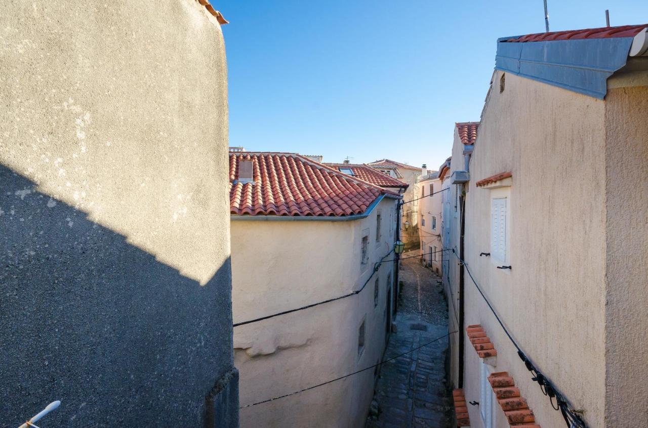 Apartament Under Ancient Roofs Vrbnik Zewnętrze zdjęcie