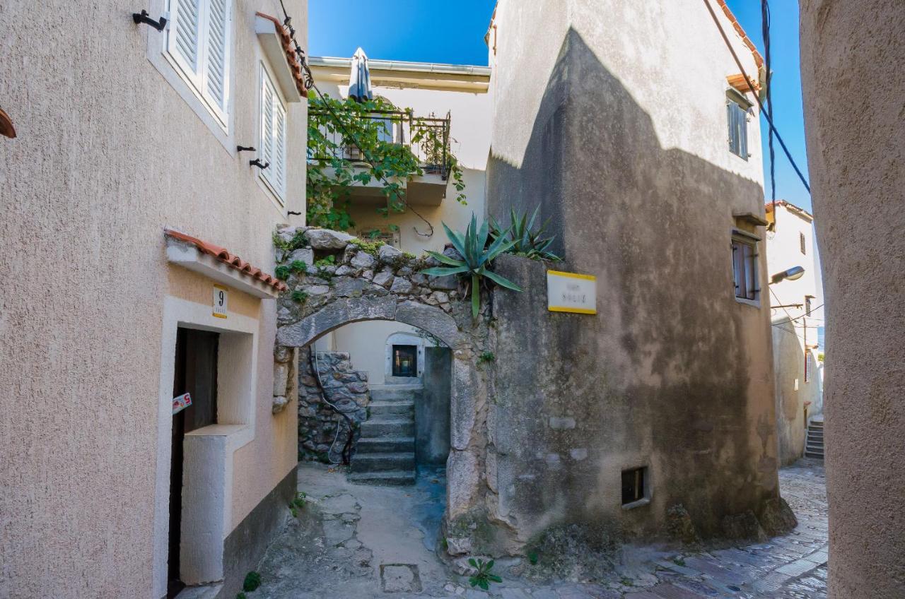 Apartament Under Ancient Roofs Vrbnik Zewnętrze zdjęcie