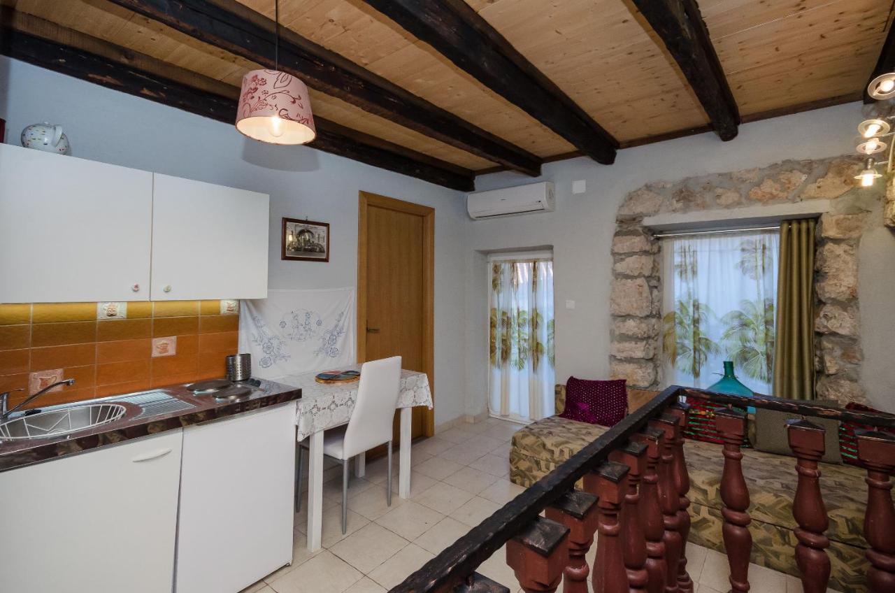Apartament Under Ancient Roofs Vrbnik Zewnętrze zdjęcie