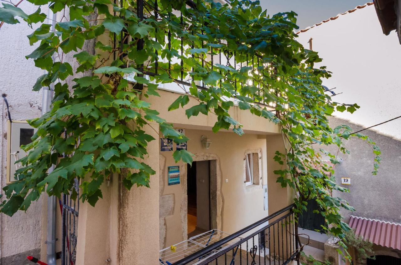 Apartament Under Ancient Roofs Vrbnik Zewnętrze zdjęcie