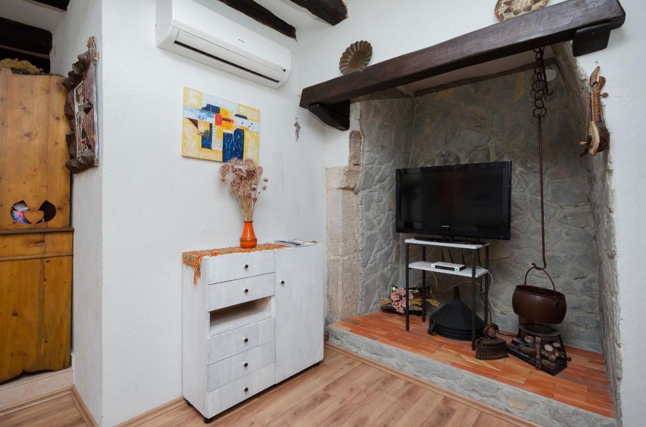 Apartament Under Ancient Roofs Vrbnik Zewnętrze zdjęcie