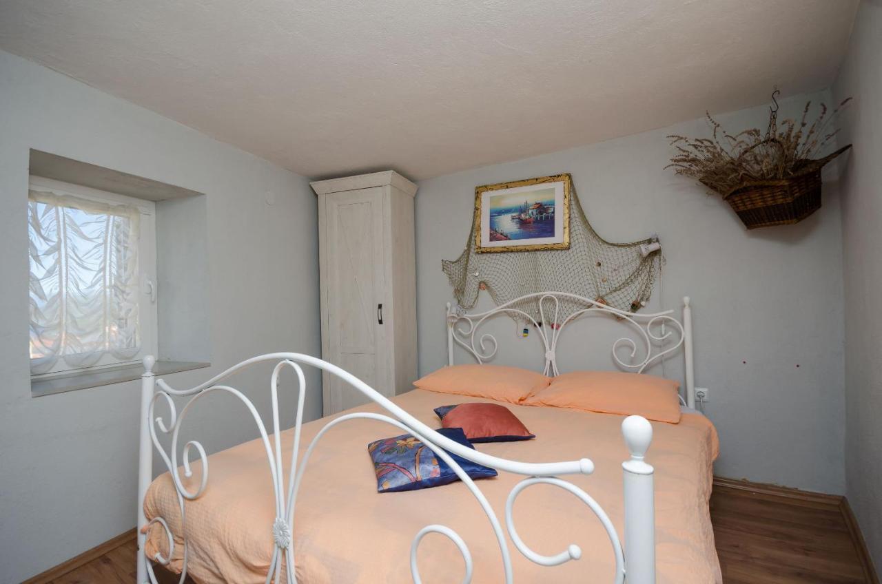 Apartament Under Ancient Roofs Vrbnik Zewnętrze zdjęcie