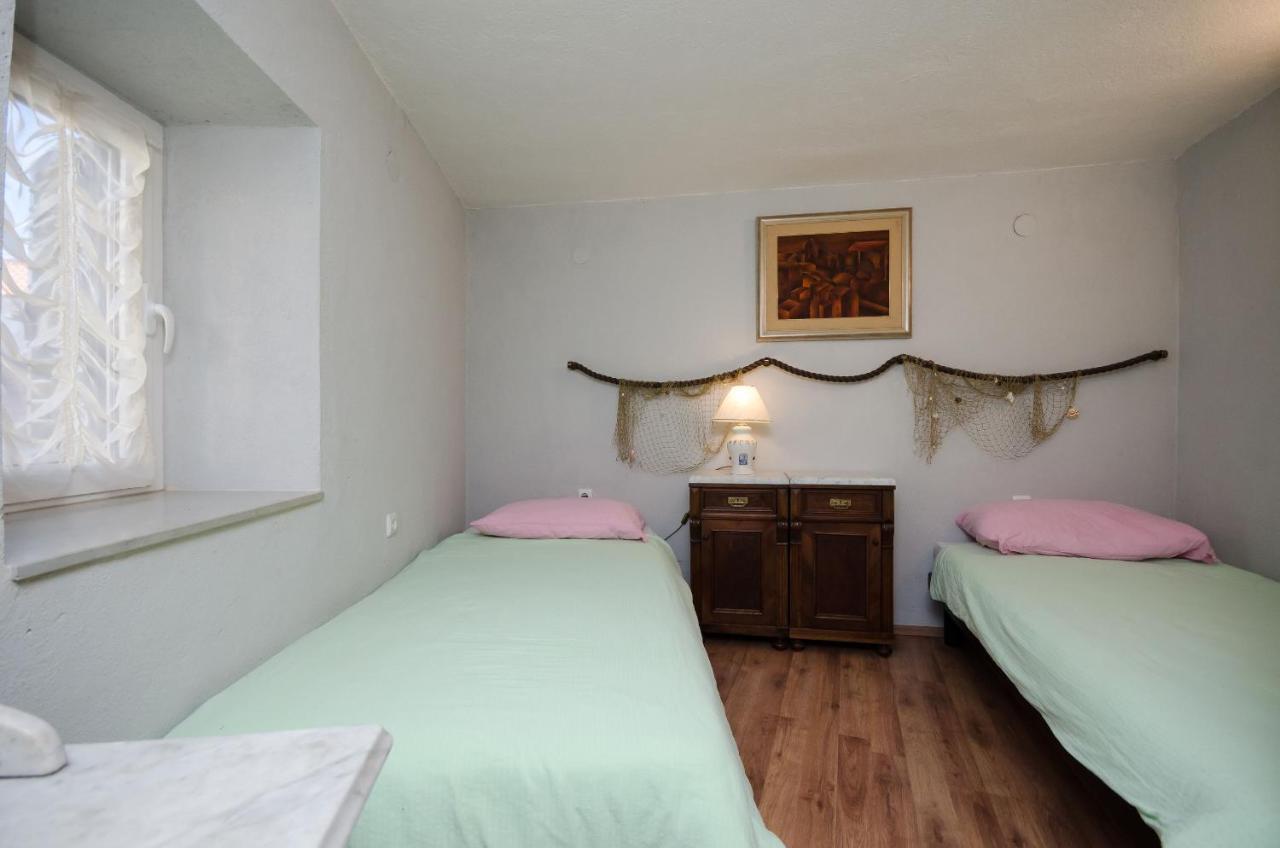 Apartament Under Ancient Roofs Vrbnik Zewnętrze zdjęcie