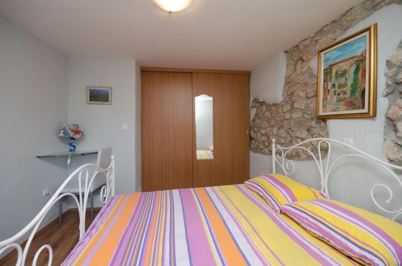 Apartament Under Ancient Roofs Vrbnik Zewnętrze zdjęcie