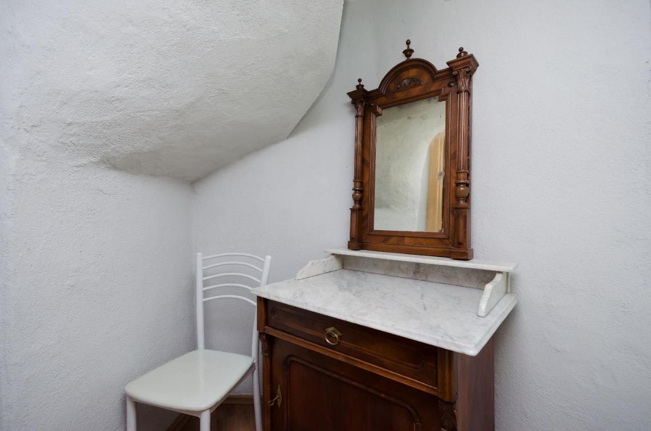 Apartament Under Ancient Roofs Vrbnik Zewnętrze zdjęcie