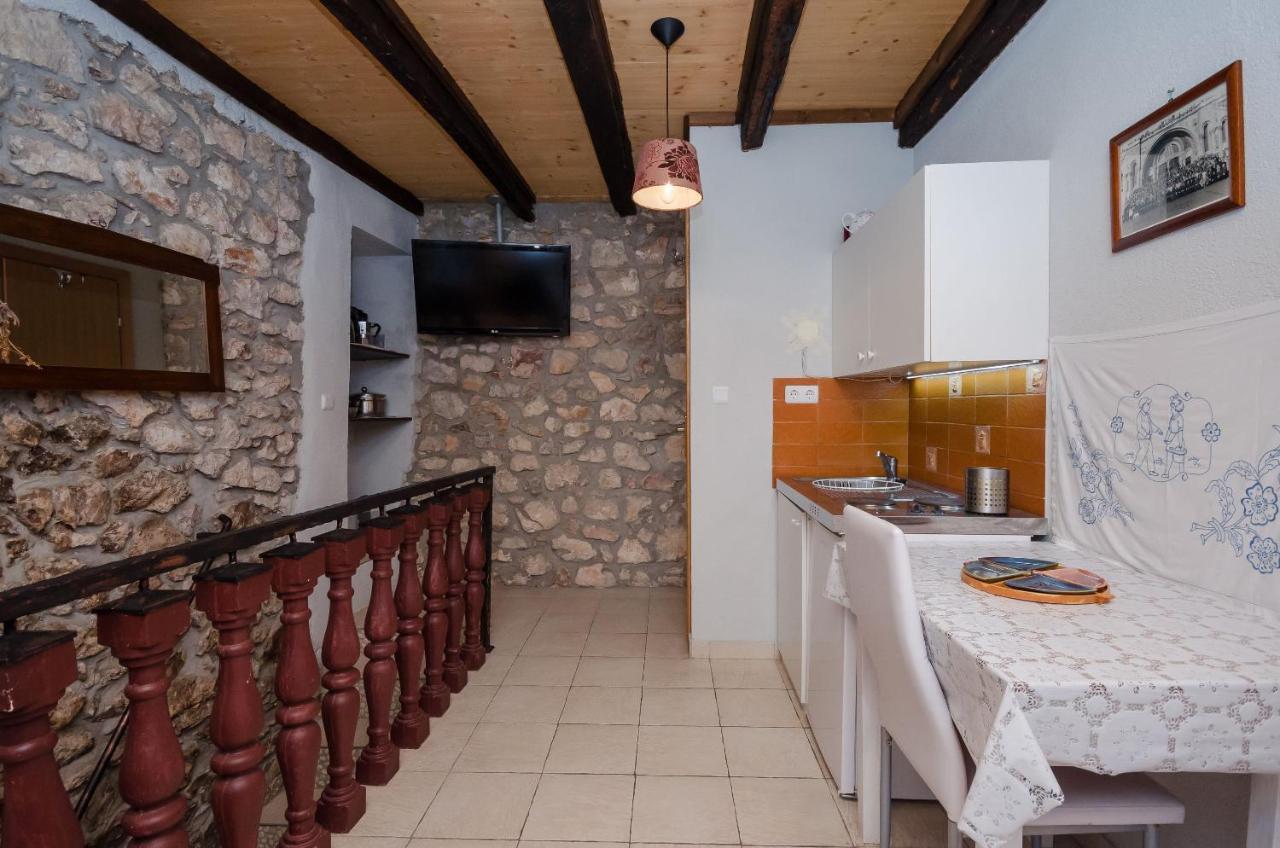 Apartament Under Ancient Roofs Vrbnik Zewnętrze zdjęcie
