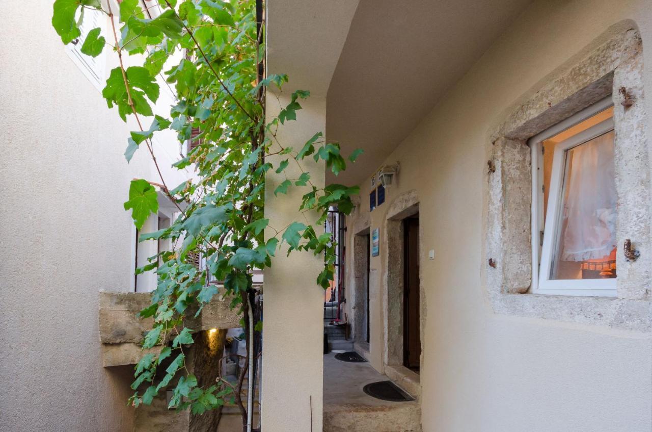 Apartament Under Ancient Roofs Vrbnik Zewnętrze zdjęcie