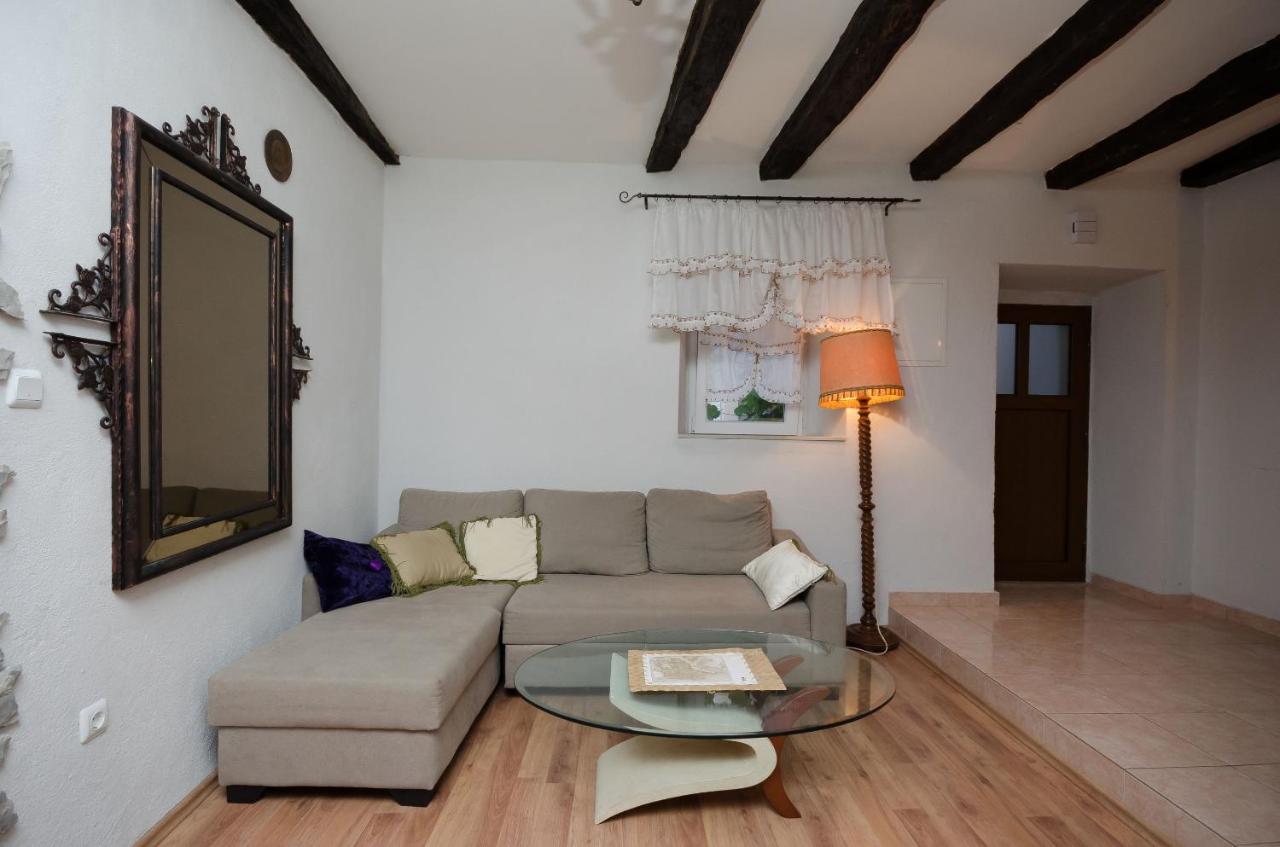 Apartament Under Ancient Roofs Vrbnik Zewnętrze zdjęcie