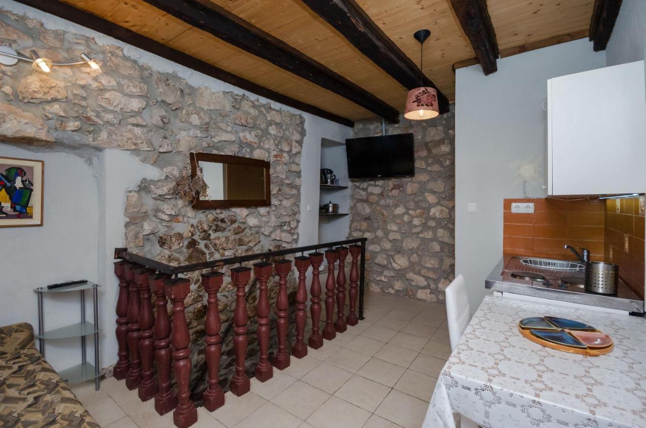 Apartament Under Ancient Roofs Vrbnik Zewnętrze zdjęcie