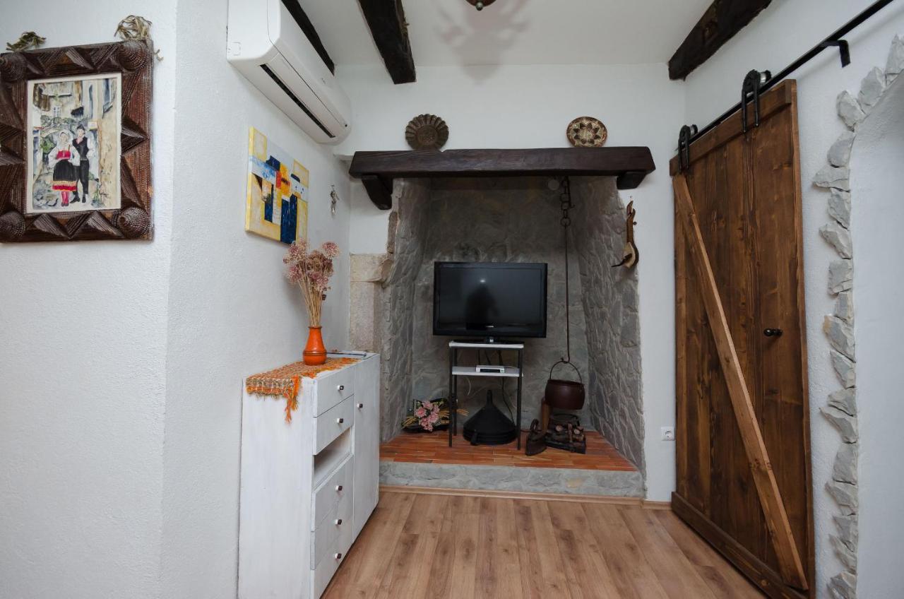 Apartament Under Ancient Roofs Vrbnik Zewnętrze zdjęcie